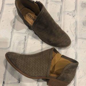 NWOB Soda Size 6 Gray/Brown Booties